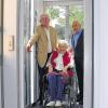 Aufzug in Betrieb: Günter Braun (links) und Karl Schmidt freuen sich, dass es nun auch für Lisbeth Weiß, die auf den Rollstuhl angewiesen ist, möglich ist, Veranstaltungen in der Uffenheimer Stadthalle zu besuchen.