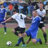 Simon Michel (links) und Sandro Weber vom TSV Ettleben/Wernecker setzen sich mit dem Theilheimer Maximilian Prowald auseinander.