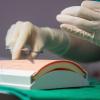 Wie werden Wunden genäht? Bei der Kinderuni mit der Ärztin und Professorin Sarah König konnten die Kinder beim Nähen einer Wunde zusehen.