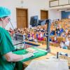 Die Chirurgin Sarah König hielt die Vorlesung der Würzburger Kinderuni. Sie zeigte den 430 Kindern auch, wie Wunden richtig genäht werden.  