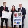 Benedikt Schwab und Frau Daumberger (beide Sparkasse) überreichen an Kürnachs Bürgermeister Thomas Eberth einen Scheck über 1500 Euro.