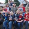 Gerda Werner hat mehrere Generationen im Kleinochsenfurter Kindergarten betreut: Erste Reihe von links: Tina Laufer mit Lia-Sophie, Maximilian Ley mit Justin und Emely, Judith Schieblon mit Felix, Joachim Bayer mit Helena und Maximilian; Zweite Reihe von links: Heidi Bach mit Julian, Gerda Werner, Anita Naumann und Lukas; Dritte Reihe: Michael Reichenberg mit Mia.