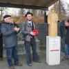 Enthüllung der Martin-Luther-Statue auf dem neuen Martin-Luther-Platz beim Wasserspielplatz in Bischofsheim. Das Bild zeigt von links: Ideengeber Bernhard Adrian, den Holzbildhauer Johannes Brennsteiner, Pfarrer Matthias Schricker und Bürgermeister Georg Seiffert.