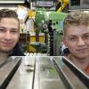 Der eine beim anderen: Dominik Will (links/Firma Fritsch) und Philipp Lewandowski (Franken Guss) haben vom Azubi-Tausch ihrer beiden Arbeitgeber profitiert.