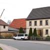 Das ehemalige landwirtschaftliche Lutz-Anwesen an der Hauptstraße in Euerbach könnte neben eines Krippenkindergartens auch eine Tagespflege für Senioren beherbergen. Die Scheune (hinten rotes Dach) müsste abgerissen werden, auch das leer stehende Wohnhaus (rechts) würde zugunsten eines größeren Hofes abgebrochen.