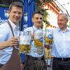 (hl)   Da strahlte noch die Sonne, als Oberbürgermeister Sebastian Remelé, der amtierende Stadtteil-Bürgermeister Michael Gehrig und Brauhaus-Chef Heinrich Weck (auf unserem Foto von links) am Samstag um Punkt 17 Uhr die ersten Maßkrüge mit Festbier bei der Zürcher Kirchweih stemmten. Es war ein heißer Sommernachmittag, der abends leider in ein Unwetter mündete und zwei nasse Tage einläutete. So mussten die Zürcher bei ihrer Stadtteilkirchweih mit unbeständigem Wetter kämpfen, sowohl am Sonntag, als der Straufhain-Express und die Urlesbacher Musikanten aufspielten, als auch am traditionell gut besuchten Kirchweihmontag mit den „Schlapperflickern“. Gefeiert wurde trotzdem nach Kräften in den verwinkelten Gassen des malerischen Stadtteils; weiter geht's schon dieses Wochenende mit dem Pfarrfest St. Kilian und dem Deutschhof-Fest.