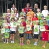 Gruppenbild mit Medaillen: Die erfolgreichen Sportler beim Sportfest des SV Grün-Weiß Reyersbach mit Leichtathletik-Abteilungsleiterin Nadine Moret (hintere Reihe links) und SV-Vorsitzender Stefan Reder (hintere Reihe, Dritter von links).