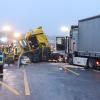 Am 9. November starben drei Menschen auf der A 3 bei Rohrbrunn (Lkr. Aschaffenburg), nachdem drei Lkw im Baustellenbereich aufeinander gekracht waren.