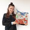 Romina Birzer präsentiert den von ihr entworfenen Adventskalender in Form der Elbphilharmonie.
