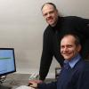 Stolz aufs gelungene Werk: Pfarrer Thomas Menzel und Pastoralreferent Ulrich Emge (sitzend) stellen die neue Homepage der Pfarreiengemeinschaft Franziska Streitel, Mellrichstadt, vor.