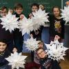 (ret)   In der Grundschule Sackenbach trafen sich alle Schulkinder und Vorschulkinder mit ihren Eltern und Geschwistern zum gemeinsamen Basteln. In der Hektik der Vorweihnacht nahmen sich alle Beteiligten die Zeit, Perlensterne aus Draht, Weihnachtstüten oder Butterbrottüten-Sterne zu basteln. Ebenso wurden Duftorangen und weihnachtliche Filzgirlanden hergestellt. Bei Tee und Plätzchen konnten sich die Schulkinder zwischendurch stärken und die Eltern miteinander ins Gespräch kommen, so die Pressemitteilung der Schule. Weihnachtliche Musik und Kerzenduft sorgten für eine heimelige Atmosphäre und gaben einen Vorgeschmack auf die kommenden weihnachtliche Festzeit. Der Elternbeirat unterstützte den Nachmittag durch Getränke und Gebäck. Die Lehrerinnen bereiteten die einzelnen Stationen vor, somit konnten alle entspannt den Nachmittag genießen. Der Bastelnachmittag war ein Teil der adventlichen Gestaltung in der Grundschule Sackenbach. Diese begann mit dem Adventsfenster am ersten Advent. Durch Adventsbesinnungen zum jeweiligen Wochenbeginn, den Nikolausbesuch und die Mitgestaltung einer Rorate-Messe wurden Kinder und Lehrer durch den Advent begleitet. Mit einer Weihnachtsandacht am kommenden Freitag um 9 Uhr in der Grundschule wird diese Zeit abgerundet.
