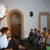 Der Wind (Christoph Auer) im wallend-weißen Gewand im Dialog mit dem eigenartigen Eugen Art (Amelie Auer). Das Theaterstück „Eugen Art – irgendwie eigenartig“ wurde im Rahmen des Kinderadvents von der Stadtbibliothek im Foyer des Bürgerspitals aufgeführt.