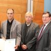 Die Firma Wentorf-Bulheller nimmt am Umweltpakt Bayern teil. Regierungspräsident Paul Beinhofer (links) überreichte an Geschäftsführer Oliver Schmitt und Seniorchef Reinhold Bulheller die Teilnahmeurkunde. Rechts im Bild Josef Demar, stellvertretender Landrat des Landkreises Rhön-Grabfeld.