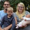 (hb)   Amelie sorgt für ein ausgewogenes Geschlechterverhältnis in der Familie Blümm aus Hohenroth. Bisher herrschte durch Papa Torsten (29) und den dreijährigen Lean ein Ungleichgewicht, jetzt hat Mama Jasmin (27) Unterstützung bekommen – genau so, wie es sich alle gewünscht haben. Amelie, die mit zweitem Namen wie ihre verstorbene Urgroßmutter Eva heißt, kam am Samstag, 28. Oktober, um 10.28 Uhr in der Rhön-Kreisklinik in Bad Neustadt mit 53 Zentimetern Größe und einem Gewicht von 3550 Gramm zur Welt. Sie ist das neunte Enkelkind für Ursula und Dieter Raschert (Hohenroth). Die Enkelschar von Rosemarie und Ludwig Blümm (Mittelstreu) ist auf stolze 24 angewachsen.