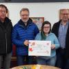 Gewerkschaft IG Metall übergibt Spende an die Mainfränkischen Werkstätten Kitzingen. Von links: Werkstattleiter Günter Müller, die Betriebsratsvorsitzenden Roland Golm (GEA Brewery Systems GmbH, Kitzingen), Gerhard Pfaff (Frankenguss Kitzingen GmbH), Walther Mann (1. Bevollmächtigter der IGM-Geschäftsstelle Würzburg), Janine Höchamer (Vorsitzende des Werkstattrats), Betriebsratsvorsitzender Heinz Rammig (Leoni Bordnetz-Systeme GmbH, Kitzingen), Dieter Körber (Geschäftsführer der Mainfränkischen Werkstätten, Würzburg) und Gebäudemanager Reinhold Then.