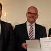 Einen der Sozialpreise der Landesstiftung erhielt die Vesperkirche. Dekan Oliver Bruckmann (Mitte) und Diakoniechef Jochen Keßler-Rosa (rechts) bei der Übergabe durch Finanzminister Markus Söder.
