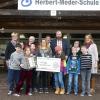 600 Euro aus dem Erlös der Tombola des Oberelsbacher Weihnachtsmarktes gingen an die Herbert-Meder-Schule der Lebenshilfe Rhön-Grabfeld. Im Bild: Kinder der Herbert-Meder-Schule sowie (hinten von links) Tagesstättenleiterin Ilka Wagner, Ottilie Hergenhan (Organisatorin der Verlosung), Manfred Beetz, der Großvater von Maya Hahn aus Oberelsbach, Schulleiter Peter Heinrich, Gisela Kleinhenz (Organisatorin der Verlosung) sowie die stellvertretende Vorsitzende des Elternbeirats, Jutta Adomat.