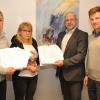Damit auf der Straße durch den Guttenberger Forst niemand mehr sterben muss: Rainer und Marion Herget (von links) übergaben Dr. Michael Fuchs und Eric Brückner vom Staatlichen Bauamt rund 2500 Unterschriften, die ihr Anliegen unterstützen.