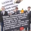 Nicht einverstanden zeigten sich die Mönchstockheimer Kirchweihburschen mit den Auflagen des Landratsamtes Schweinfurt. Auf mitgeführten Plakaten äußerten Jan Markert, Martin Warmuth und Oliver Grimme (von links) ihren Unmut.