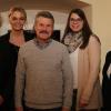 (fi)   Die Weihnachtsfeier nahm die Firmengruppe Wolf zum Anlass, langjährigen Mitarbeiterinnen und Mitarbeitern für ihre Treue zu danken. Für 25 Jahre Betriebszugehörigkeit wurde Egon Hartmann (Mitte) geehrt. Er ist in der Firma Wolf Tabakwaren als Bezirksreisender tätig. Zehnjähriges Betriebsjubiläum haben Lena Strobel (Wolf Tabakwaren; Zweite von links) und Christina Schömig (Wolf Agrarhandel). Beide sind bereits seit ihrer Ausbildung im Unternehmen. Die Inhaberin Sabine Wolf (rechts) und Geschäftsführer Klaus Müller-Wolf (links) gratulierten ihren Mitarbeitern.