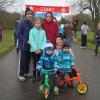Familie Böhm bereitet sich auf den Silvesterlauf vor (von links): Oma Gabriele Schlereth, die Enkelinnen Lina und Sophia Böhm sowie Emil und (rechts) Maja Böhm, dazwischen deren Mama Manuela.