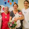 (mamü)   Das erste Schweinfurter Baby des Jahres kam am Neujahrstag um 3.25 Uhr zur Welt und heißt Felix. Seine Mama Christiane Wischer hatte mit ihrem Mann Tobias noch ganz entspannt den Jahreswechsel in Laub (bei Prichsenstadt) erlebt, als um 1 Uhr die Wehen einsetzten. Eine Stunde später fuhren sie ins Schweinfurter Leopoldina Krankenhaus. Felix war bei der Geburt 52 Zentimeter groß und wog 4060 Gramm. Ganz besonders freut sich auch seine fast dreijährige „große Schwester“ Emma. Von links: Kinderkrankenschwester Marion Henkel, Hebamme Dietlind Hänisch, Christiane Wischer mit Felix und Assistenzärztin Eva Martin.