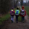 Drei Schulkinder auf dem Weg von Ziegelanger nach Zeil. In den Wintermonaten herrscht oft noch Dunkelheit, wenn die Kinder morgens den Weg entlang der Bahnlinie von Ziegelanger nach Zeil  benutzen müssen. Oder die Eltern übernehmen die Kosten für die Busfahrkarte.