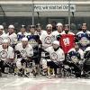 „Petr, wir sind bei Dir“. Zu einem Benefiz-Spiel machten die verantwortlichen der SE Freising ihr Heimspiel gegen die Haßfurter „Hawks“ am Freitagabend. Vor dem Eröffnungsbully stellten sich auch beide Mannschaften zu einem gemeinsamen Gruppenbild. Für ESC-Trainer Martin Reichert „eine ganz tolle Aktion.“