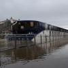 Das Ende einer Flusskreuzfahrt: Wegen Hochwasser liegt die „Amavenita“ an der Anlegestelle an der Löwenbrücke fest. Die Fahrgäste sind bereits weitergereist. Das Foto entstand am vergangenen Samstag.