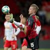 Einziger Neuzugang in der Nürnberger Startformation: Marvin Stefaniak (vorne). Im Hintergrund: Alexander Nandzik vom SSV Jahn Regensburg.