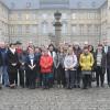 Dank und Anerkennung: Die Bezirkseinrichtung Schloss Werneck würdigte 44 Mitarbeiter, die 2017 ein Dienstjubiläum feierten und verabschiedete acht langjährige Mitarbeiter in den Ruhestand. Im Bild die Jubilare mit 25 und 40 Dienstjahren sowie die ausgeschiedenen Mitarbeiter mit (links) Pflegedirektor Detlef Schulz sowie dem Verwaltungsdirektor Bernd Pallasch und dem Personalratsvorsitzenden Wolfgang Reinhart (Dritter von rechts).