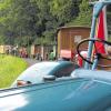 (la)   20 „Schlepperfreunde Mainfranken“ waren am Wochenende beim „Großen Traktortreffen“ in Poppenhausen/Thüringen. Die Rückfahrt traten die Schlepperfahrer in die Region zwischen Main und Rhön gemeinsam an. Bis zur Mittagspause auf dem Parkplatz an der Ortsverbindung zwischen Weipoltshausen und Zell war die Gruppe auf sechs Zugfahrzeuge mit Schäferhütten geschrumpft. Im thüringischen Poppenhausen hatte am Sonntag das bereits elfte Traktorentreffen stattgefunden. Aufpoliert waren rund 100 Oldtimer zu bestaunen. Die Funktionsfähigkeit der Traktoren zeigte sich bei einer Geschicklichkeitsfahrt. In dem Örtchen Poppenhausen waren fast alle der 100 Einwohner mit der Ausrichtung des Bürgerfestes der besondern Art beschäftigt.