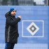 Bernd Hollerbach, der neue Cheftrainer des Fußball-Bundesligisten Hamburger SV, gibt am 22.01.2018 in Hamburg auf dem Trainingsplatz Anweisungen.