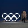 Die olympischen Ringe leuchten in Pyeongchang inmitten illuminierter Kunstobjekte.