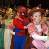 (sfe)   Fest in Kinderhand war die Homburger Schlossscheune, als die Kleinsten am Samstag ihren Kinderfasching feierten. Da tobten Einhörner in allen Farben, Haie, Marienkäfer und Cowboys über die Bühne und zwischendurch gab es Aufführungen der Tanzzwerge und der Dancing Teens. Außerdem trat die Purzelgarde als Polizeischüler der Police Academy auf und mit dem Kinderballett ging es zu Alice ins Wunderland. Als Gastgarde zeigten die Moskitos aus Lengfurt einen flotten Gardetanz. Sitzungspräsident Udo Wirsching kam mit Prinzenpaar und Elferrat zwar kurz auf die Bühne und berichtete, dass bei den Steeäiseln insgesamt 114 Kinder unter 15 Jahren in Tanz- und Gesangsgruppen sowie als Büttenredner auftreten. Er wurde jedoch samt Anhang schnell wieder der Bühne verwiesen, denn an diesem Nachmittag hatte das Kinderprinzenpaar Lea II. und Pepe I. das alleinige Sagen. Bei der Kostümprämierung bekamen die Kinder mit den schönsten Kostümen einen Preis. Alle anderen konnten ihr Glück bei der Tombola versuchen. Ausgerichtet wurde der Kinderfasching von der BRK-Ortsgruppe Homburg.
