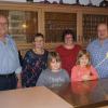 Betriebsübergabe im Landgasthof „Zum Löwen“ in Unterweißenbrunn: Peter und Gertrud Klug (links) haben zum Jahreswechsel an ihren Sohn Matthias und Ehefrau Nicole weitergegeben. Mit im Bild die Kinder Leonie und Melissa.
