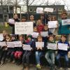 Ein neu errichteter Zaun (im Hintergrund) im Pausenhof sorgt bei vielen Grundschülern der Goethe-Kepler-Schule für Unmut.