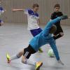 Mit einer tollen Parade verhindern hier der Kirchaicher Keeper Elias Röder in Zusammenarbeit mit Julian Gräf (links) den Torerfolg des Sander Stürmers (rechts) und rettete somit seiner Mannschaft den knappen 1:0-Sieg im Vorrundenspiel.
