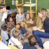 Kommt ein Ton oder nicht? Die Drittklässler der Grundschule Eibelstadt durften verschiedene Blasinstrumente ausprobieren, unter anderem die Querflöte von Jenny Schwind (rechts).