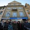 Kissingers in Kissingen: Familienfoto vor dem Haus Marktplatz 17, wo der Künstler Gunter Demnig am Freitagmorgen zwei Stolpersteine für Mitglieder der Familie verlegte, die Opfer des Nationalsozialismus geworden sind.