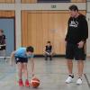 Ganz schön viel Bewegung. Aber so soll es auch sein. Trainer Dirk Altenbeck beobachtet die Fünftklässler der Dettelbacher Realschule beim Basketballtraining.