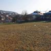 In unmittelbarer Nähe zur Außenspielfläche des Barbara-Gram?schen-Kindergartens (rechts) sollen in einem Provisorium sechs Wohncontainer für eine Kleinkindgruppe erstellt werden.