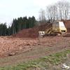 Die vorläufige Baugenehmigung macht es möglich: Mit einer eigens angeschafften Planierraupe trassieren die Motorsportfreunde Sinngrund und Umgebung derzeit das Fahrerlager ihrer neuen Motocrossstrecke in der Hohen Leite.