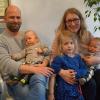 Eine glückliche Familie, auch dank „Bunter Kreis”: Marcel und Sabine Schodorf mit den Zwillingen Kalle und Ole sowie Töchterchen Mia