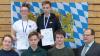 (cam)   Mit einem Meistertitel und einer Vizemeisterschaft sind die Fechter der TG Würzburg von den bayerischen Florett-Meisterschaften heimgekehrt. In der B-Jugend kamen Thorben Hock und Emil Schneller auf die Plätze sechs und sieben. In der A-Jugend holten die Würzburger Titel und Medaillen. Bei den Damen setzte sich Svenja Staschek im Viertelfinale gegen ihre Vereinskollegin Esther Thome (siebter Platz) durch und unterlag erst im Finale gegen Anne-Sophie Kothieringer mit 10:15. Noch besser lief es bei den Herren: Richard Meier gewann sein Finale souverän mit 15:10 gegen Korbinian Koller. Mit Jakob Neeb (fünfter Platz) und Bernhard Meier (siebter Platz) waren drei Würzburger unter den letzten acht. Rene Weiß landete auf Rang 18. Im Bild (hinten von links) Svenja Staschek, Richard Meier, Esther Thome, Benno Meier, Jakob Neeb und Björn Rausch.