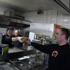 Freundlich und individuell, so präsentieren sich die Mitarbeiter der Mainfränkischen Werkstätten in der Kantine von Vogel-Druck in Höchberg, auch wenn es mal ein Leberkäsbrötchen sein soll.