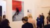 Veronika Genslein vom Museum für Franken erklärt bei der Eröffnung der Ausstellung „pics4peace“ das Werk „Open Access“.