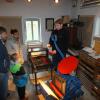 Am „Tag der Druckkunst“ waren in Homburg das Atelier von Linda Schwarz im Schloss und die Papiermühle geöffnet. Johannes Follmer (mit Mütze) zeigt hier in der Papiermühle einem interessierten Publikum verschiedene Drucktechniken.