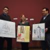 Daniel Burger vom Staatsarchiv, seine Kollegin Nicola Humphreys und Museumsleiter Markus Mergenthaler zeigen alte Baupläne von Schloss Schwarzenberg bei Scheinfeld.