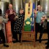 Drei mal fünf Jahre besteht die Waldbrunner WeinWerkstatt wie das Bild bestätigt, auf dem (v.l.n.r.)  Sigrid Schubert, Günther Schubert, Künstlerin Monika Rittinger sowie Sebastian Schubert und Lena Schubert anstoßen.